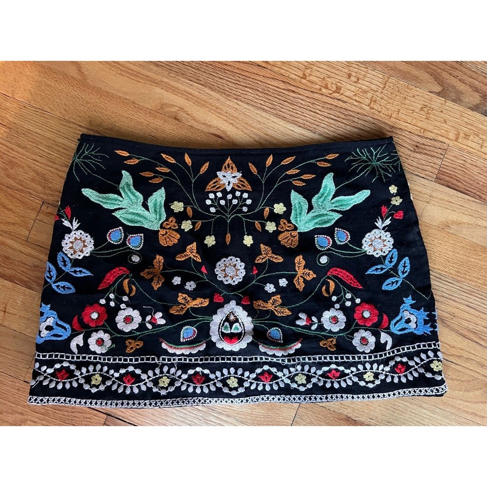 Zara Woman Preppy Black Denim A Lined Floral Embroidered Mini Skirt in Size M